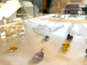カットの名工によるアクセサリー（精入り）