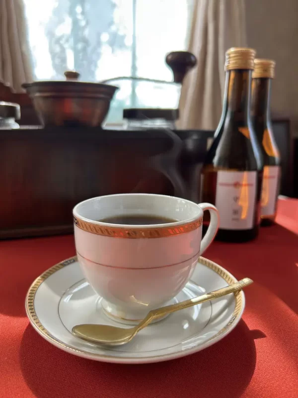 コーヒーとコーヒーミルとお供え水